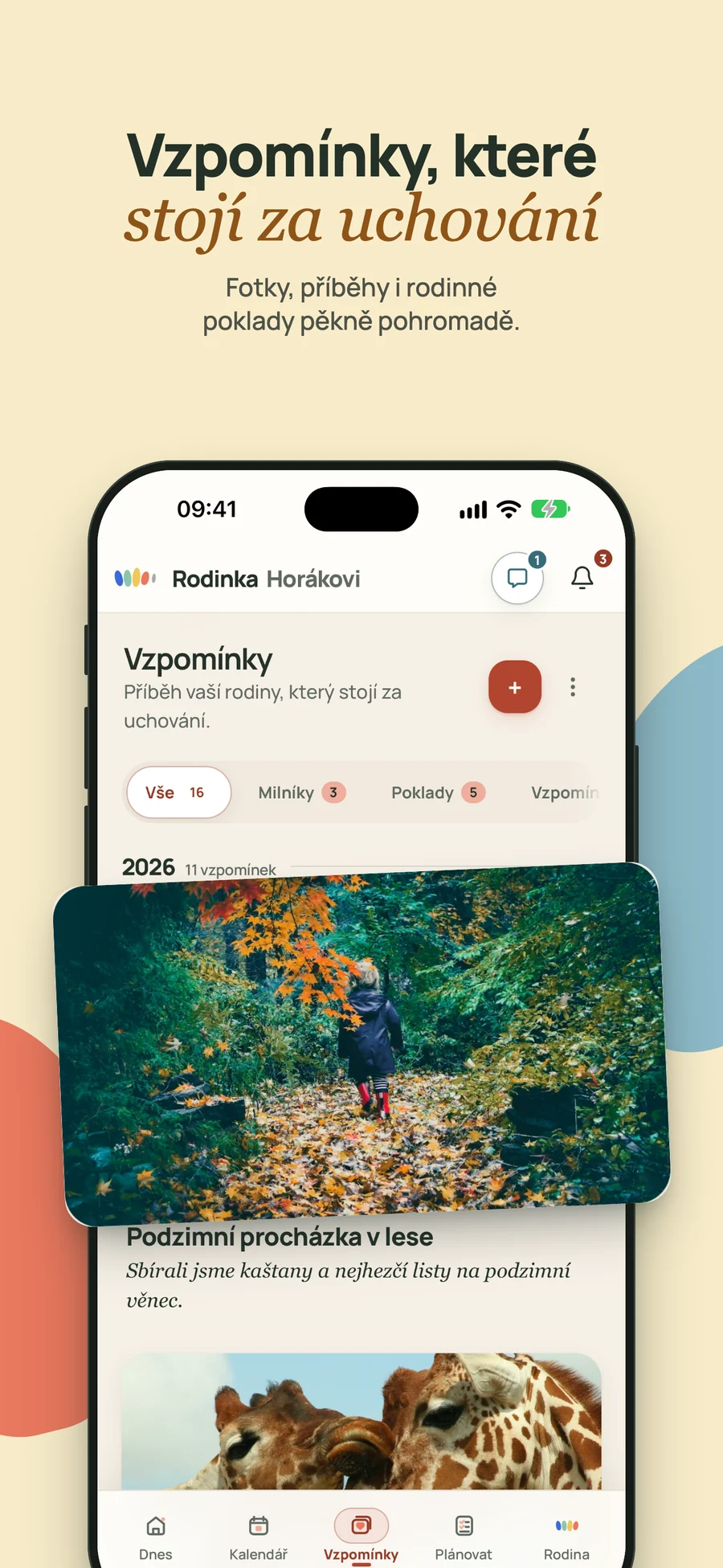 Obrazovka Vzpomínky v Rodince s časovou osou rodiny a fotografií z podzimní procházky v lese